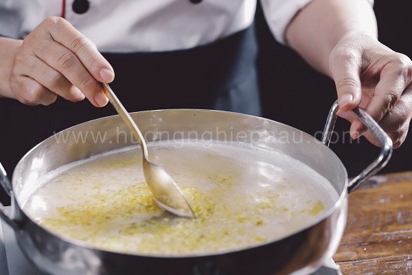 Hình ảnh sên nhân đậu xanh trong quá trình làm bánh Trung thu da tuyết truyền thống