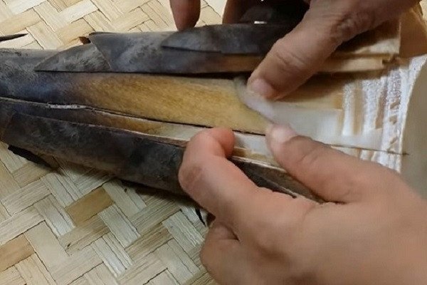 Hình ảnh sơ chế măng tre, loại bỏ vỏ để lấy phần non bên trong, chuẩn bị làm măng chua giòn