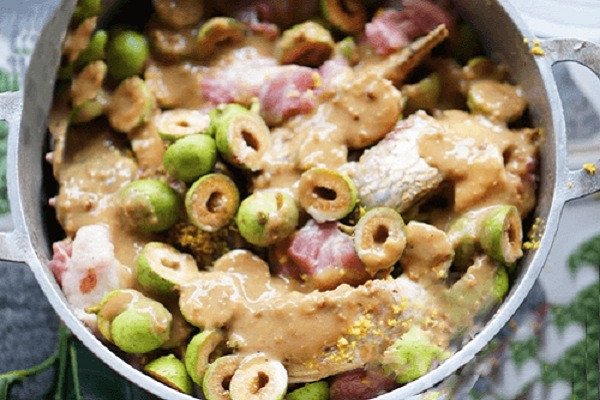 Hình ảnh tẩm ướp cá trắm với gia vị để chuẩn bị kho sung