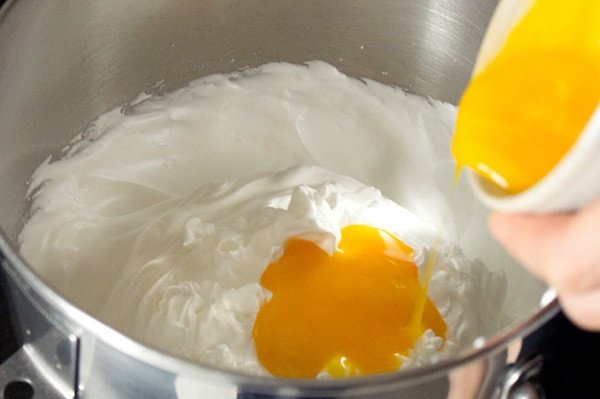 Hòa quyện lòng đỏ và lòng trắng cho trứng chiên bọt biển