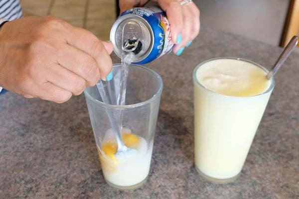 Hòa quyện soda với hỗn hợp trứng sữa, cách làm soda hột gà