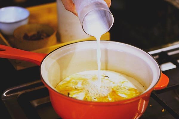 Hòa quyện sữa và trà để tạo nên ly trà sữa nóng thơm lừng