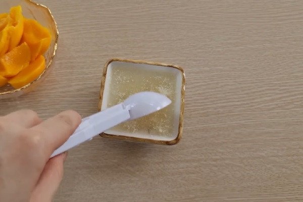 Hòa tan bột gelatin để làm pudding xoài mềm mịn