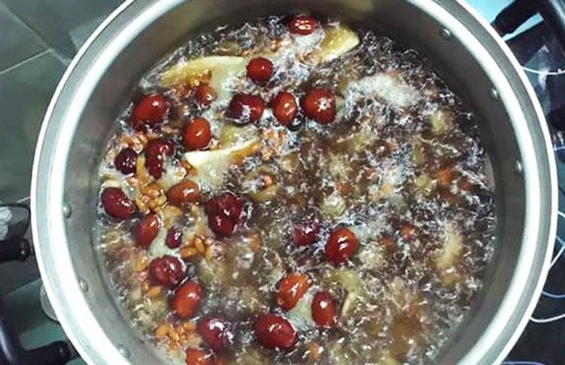Hoàn thành món chè hạt sen nho khô thơm ngon bổ dưỡng