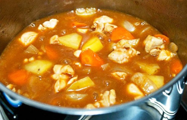 Hoàn thành món vịt cà ri đỏ kiểu Thái thơm ngon