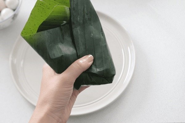 Hoàn thiện cách gấp lá chuối để gói bánh giò chắc chắn