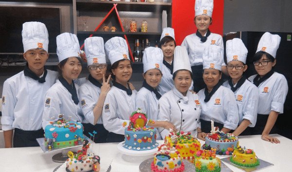 Lộ Trình Học Làm Bánh Sinh Nhật, Bánh Gato Chuẩn Chuyên Gia Học viên đang thực hành làm bánh sinh nhật tại lớp học