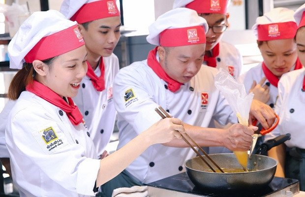 Học viên hào hứng thực hành làm bánh Churros