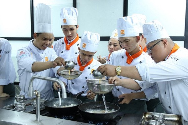 Học viên Nấu Chuẩn Ăn Ngon thực hành kỹ năng nấu súp Á