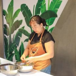 Học viên thực hành nấu bún bò viên