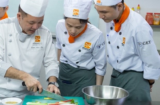 Học viên thực hành nghệ thuật trang trí món ăn hiện đại