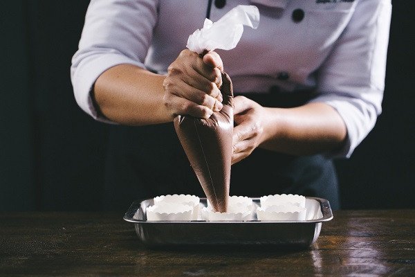 Hỗn hợp bột làm bánh cupcake socola đã sẵn sàng cho vào khuôn.