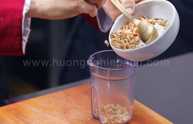 Hỗn hợp bột muối chuẩn bị cho món ba ba rang muối, được trộn đều và xay nhuyễn để tăng hương vị.