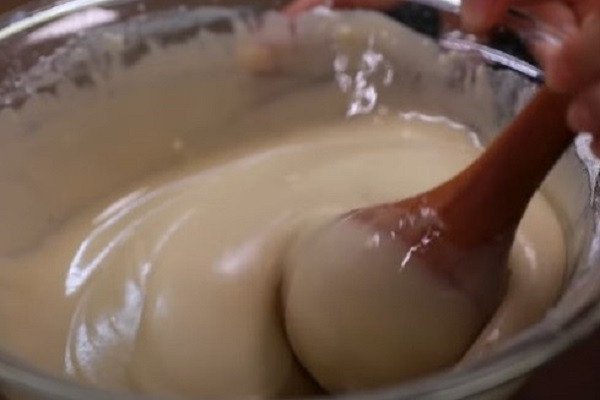 Hỗn hợp bột nếp làm bánh tổ màu nâu sánh mịn