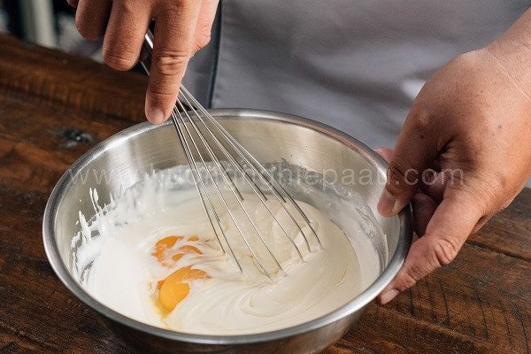 Hỗn hợp bột trứng và sữa cho bánh bông lan phô mai