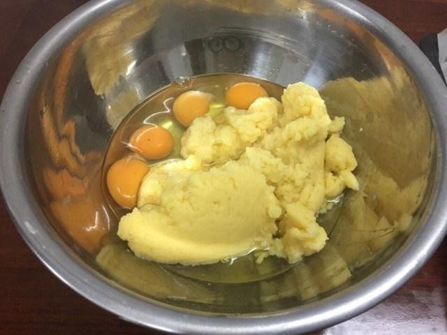 Hỗn hợp bột và trứng cho bánh su kem Nhật Bản dẻo mịn