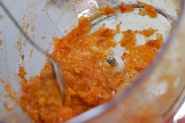 Hỗn hợp gia vị muối ướp gà ủ muối chuẩn bị xay nhuyễn