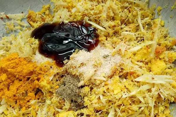 Hỗn hợp gia vị riềng sả ớt xay nhuyễn để ướp cá trê lai nướng đậm đà