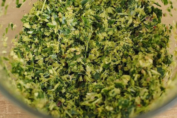 Hỗn hợp gia vị và lá mắc mật xay nhuyễn để ướp thịt vịt nướng