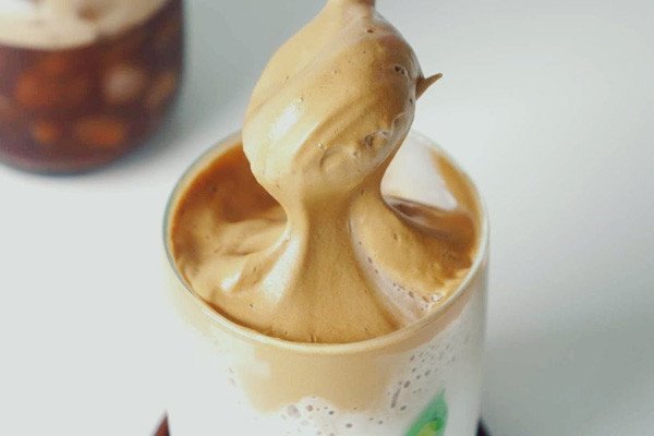 Hỗn hợp kem cà phê bồng bềnh sau khi đánh, sẵn sàng cho món cafe bột Dalgona