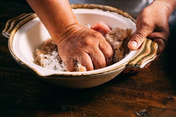 Bí Quyết Làm Há Cảo Hấp Ngon Chuẩn Vị Trung Hoa Hỗn hợp nhân há cảo tôm thịt đang được trộn đều trong bát lớn, đảm bảo các nguyên liệu tươi ngon hòa quyện hoàn hảo.