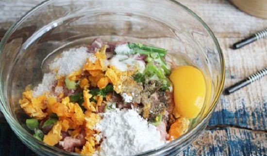 Hỗn hợp nhân xíu mại chuẩn bị nặn