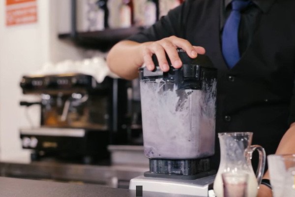 Hỗn hợp sữa chua việt quất đang được xay mịn