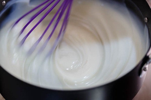 Hỗn hợp sữa làm bánh sữa tươi chiên đã sệt lại và đặc mịn