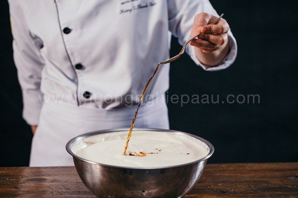 Hỗn hợp trứng và bột làm bánh sponge cake