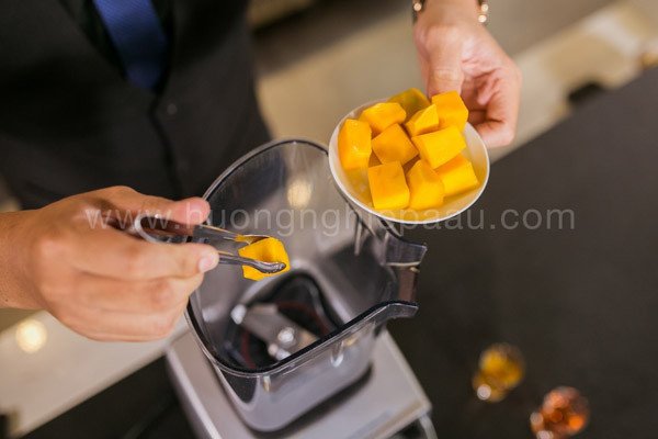 Hỗn hợp xoài chín đã được xay nhuyễn mịn màng
