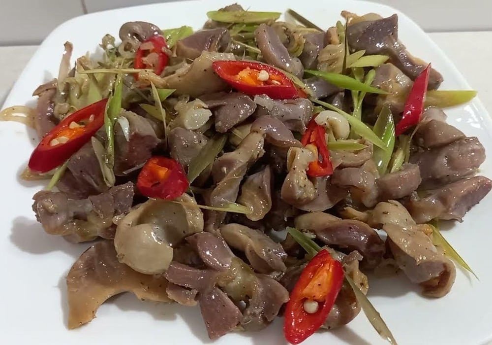 Hộp đựng mỡ gà xào sả ớt đã nấu chín, sẵn sàng bảo quản trong tủ lạnh để giữ trọn hương vị