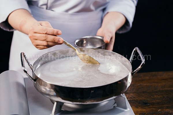 Hớt bọt khi hỗn hợp rau câu sôi để bánh flan rau câu trong và đẹp