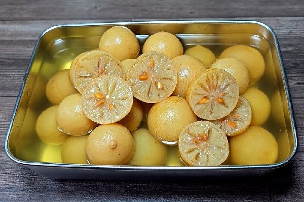 Hũ chanh muối vàng ươm, thơm ngon đã ngâm đủ thời gian