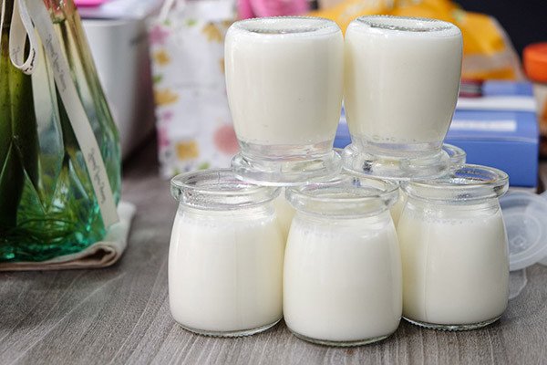 Hũ sữa chua đặc mịn sau quá trình ủ, sẵn sàng cho món sữa chua trân châu
