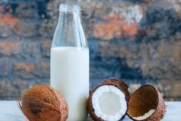 Hũ thủy tinh chứa nước cốt dừa để bảo quản lạnh