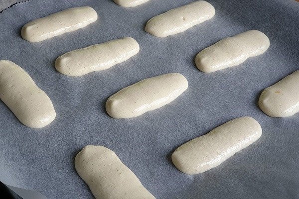 Hướng dẫn bắt bột làm bánh Ladyfinger lên khay nướng