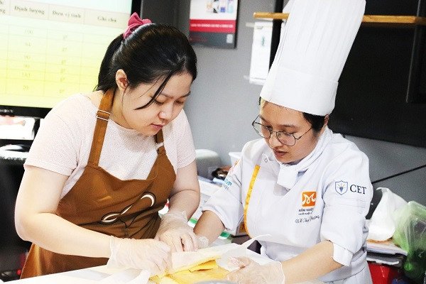 Hướng dẫn cách cuộn bánh bông lan trứng muối chà bông đẹp mắt