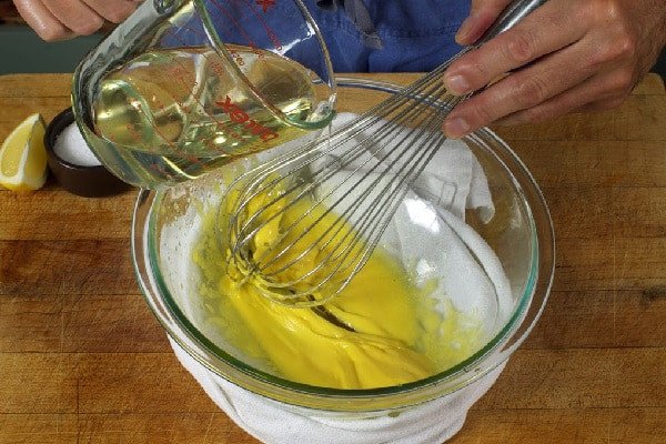 Hướng dẫn cách làm sốt bơ trứng gà béo ngậy cho bánh tráng cuốn
