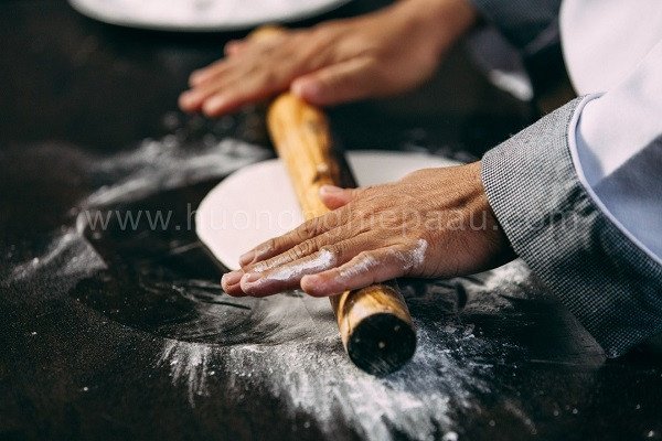 Cách Làm Bánh Pizza Bằng Chảo Chống Dính Ngon Như Ngoài Hàng Hướng dẫn cán bột làm đế bánh pizza bằng chảo chống dính tại nhà