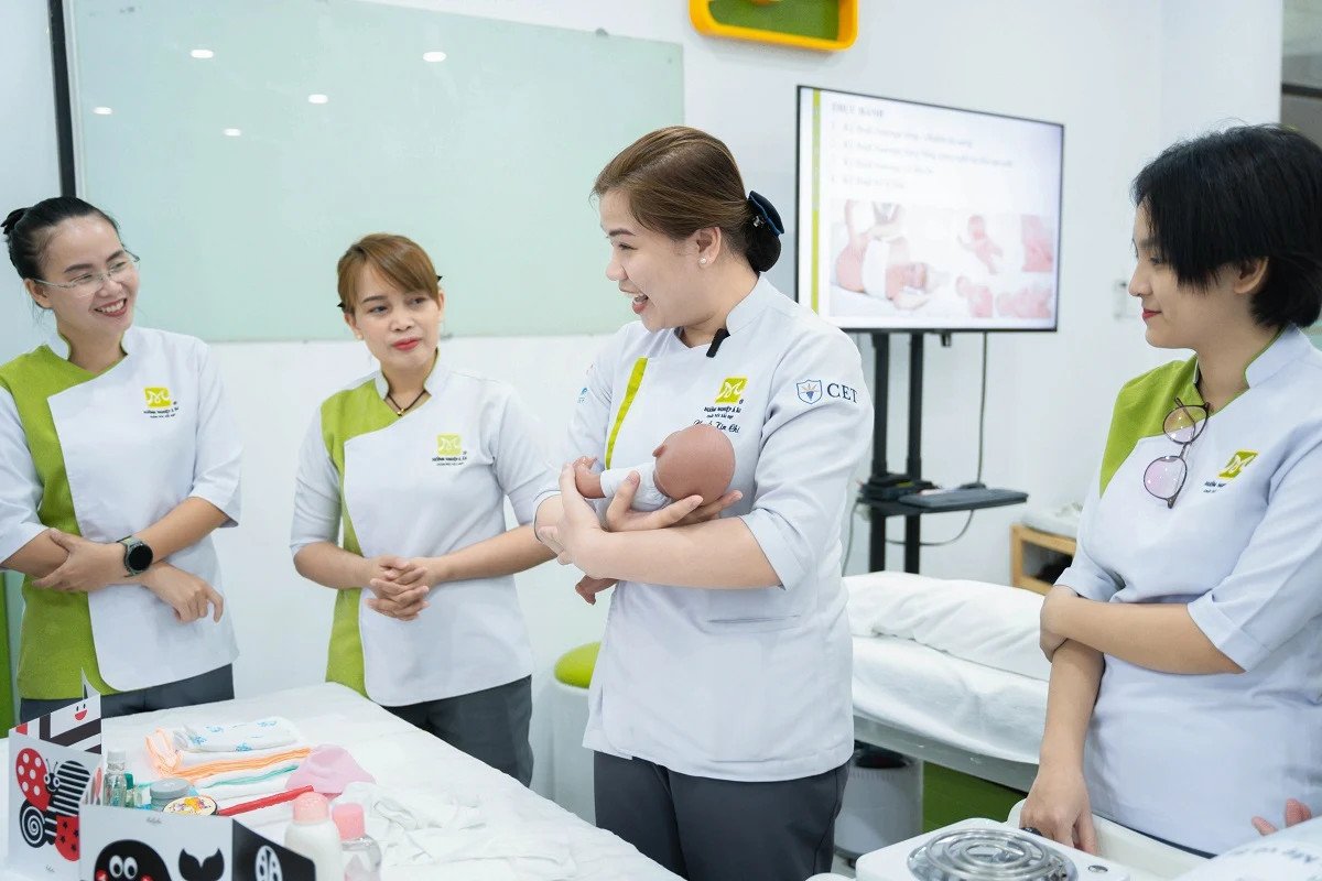 Hướng dẫn chăm sóc bé sơ sinh chuẩn y khoa và dinh dưỡng