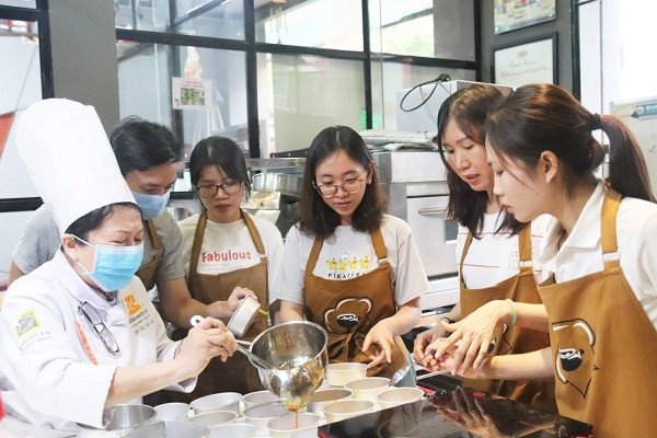Nấu Chuẩn Flan Gato Mịn Màng, Bông Xốp Tại Nhà Hướng dẫn chi tiết từng kỹ thuật làm caramel cho bánh Flan gato