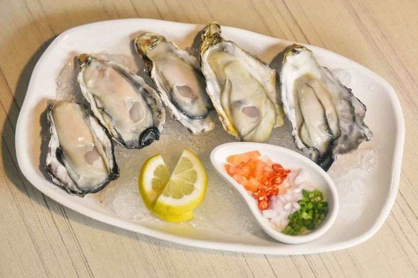 Hướng dẫn chọn hàu tươi ngon, vỏ khép chặt và đầy đặn thịt để nướng.