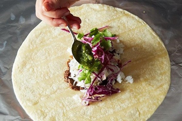 Hướng dẫn cuốn bánh Burrito tròn đều đẹp mắt