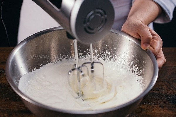 Hướng dẫn đánh bông kem sữa tươi để phủ bánh kem