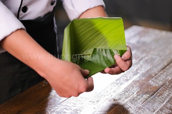 Hướng dẫn gấp lá dong để tạo khuôn gói bánh chưng vuông vắn