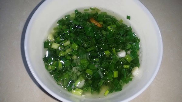 Hướng dẫn làm mỡ hành xanh mướt cho món cá lóc nướng trui