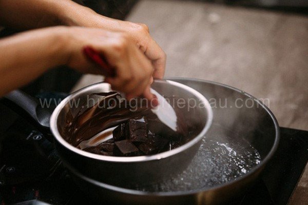 Hướng dẫn làm tan chảy socola đen cho món Mousse sữa chua socola