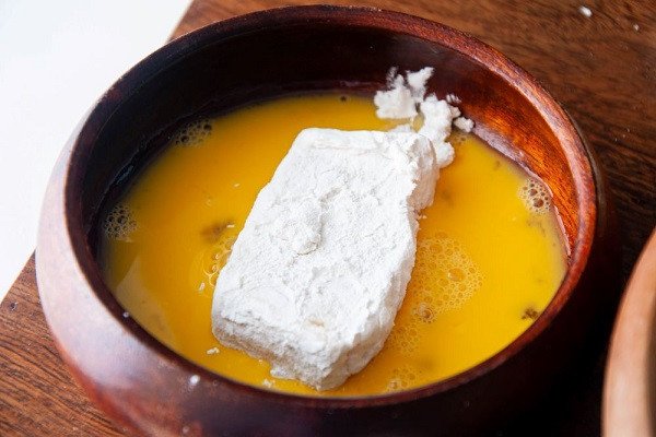 Hướng dẫn tẩm bột bánh sữa tươi chiên qua trứng và bột mì