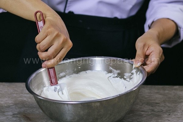 Hướng dẫn trộn bột làm bánh Lady Finger cho Tiramisu socola chuẩn vị