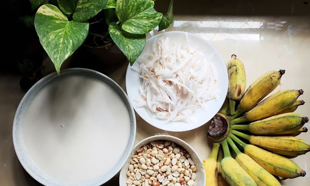 Kem chuối thành phẩm sau khi đông lạnh, có đậu phộng và dừa nạo trên bề mặt, minh họa độ béo mịn từ bột béo